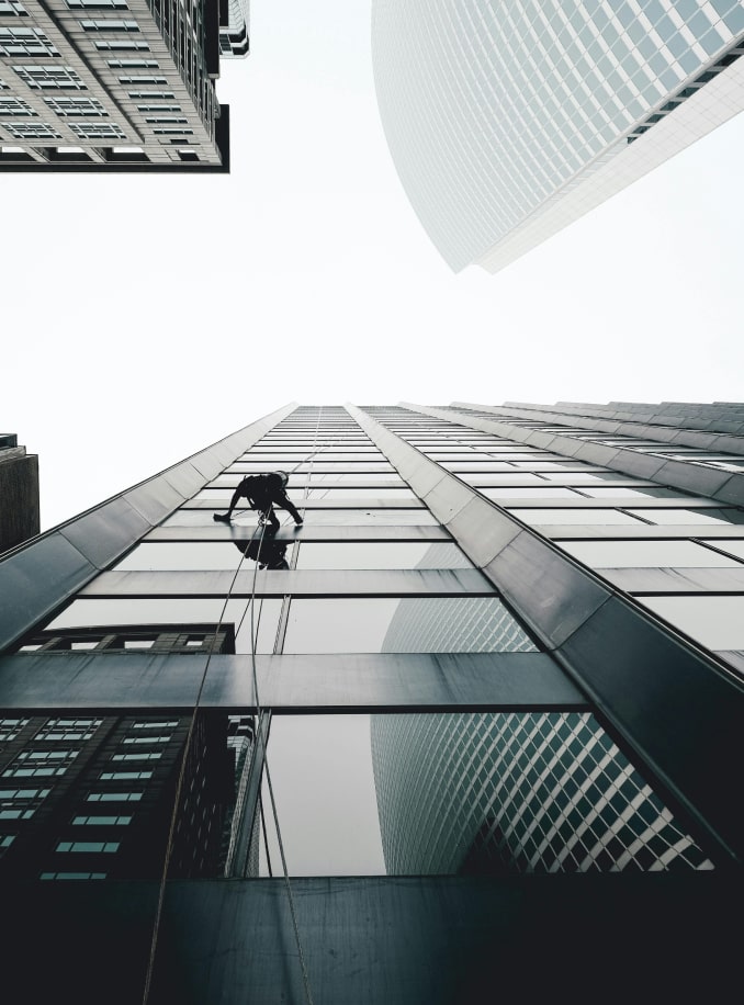 personal de limpieza limpiando un edificio